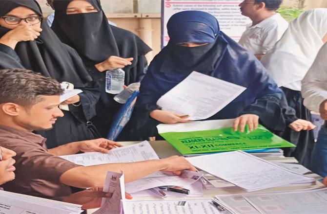 Students had to wait for a long time to complete the admission process. Photo: INN