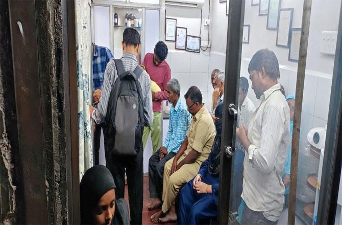 People infected with viral infections in a pharmacy. Photo: Inquilab