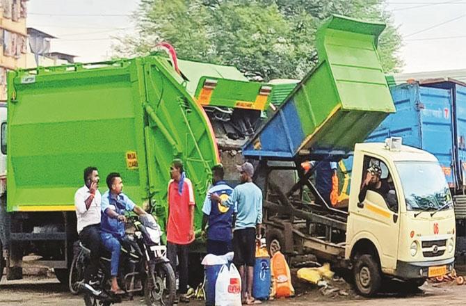 Municipal employees are taking away garbage in Mumbra during the days of sacrifice.
