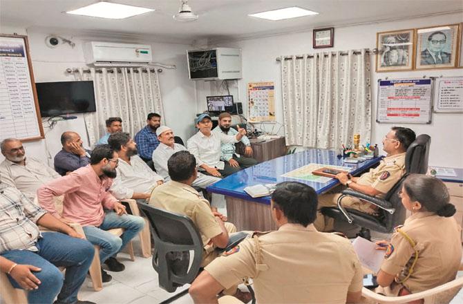 Trustees of mosques and local officials can be seen at the meeting held at Vikhroli Police Station.