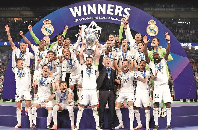 The Real Madrid team can be seen with the trophy. Photo: PTI.