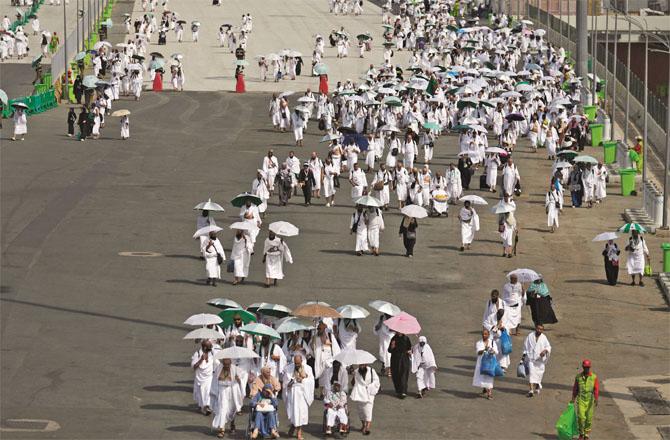 The caravan of pilgrims is seen moving to pay the members of Hajj.  Photo: INN