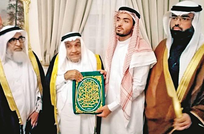 Sheikh Abdul Wahab bin Zain al-Abidin al-Shaibi has been handed over the keys of the Holy House of Allah.Photo: INN.