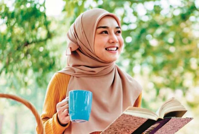 Reading informative books not only increases knowledge but also improves thinking ability. Photo: INN