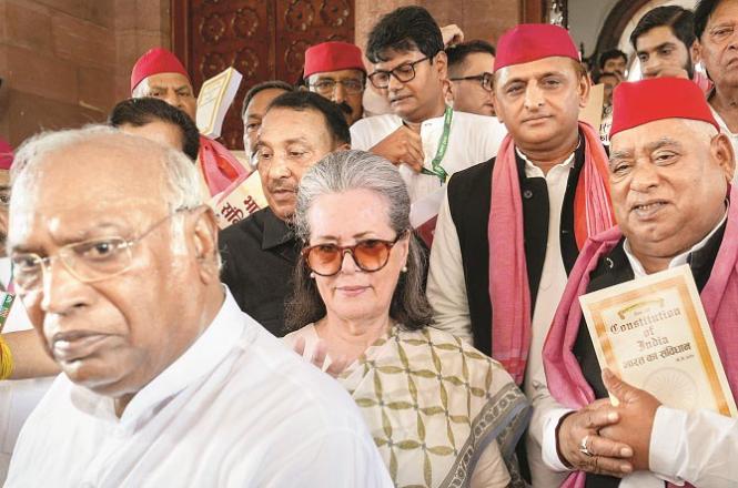 On the first day of the new Lok Sabha, members of the opposition appeared in high spirits and did not miss any opportunity to corner the government. Photo: PTI