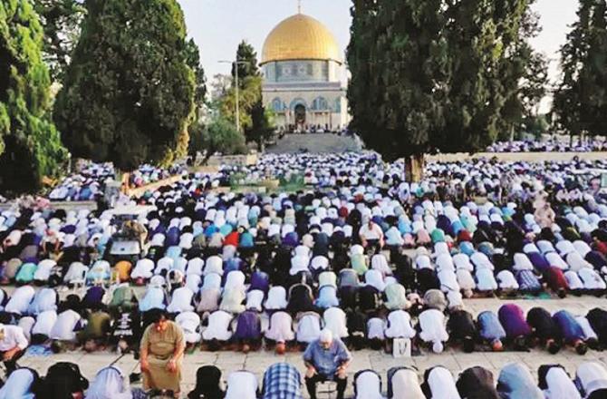 The Palestinians reached the first Qibla and offered the Eid al-Adha prayer. Photo: INN.