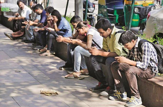 Children benefit less from mobile, ruin their future more. Photo: INN