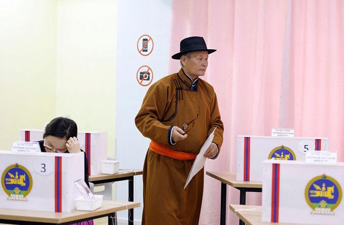 People exercise their right to vote in Mongolia. Photo: X