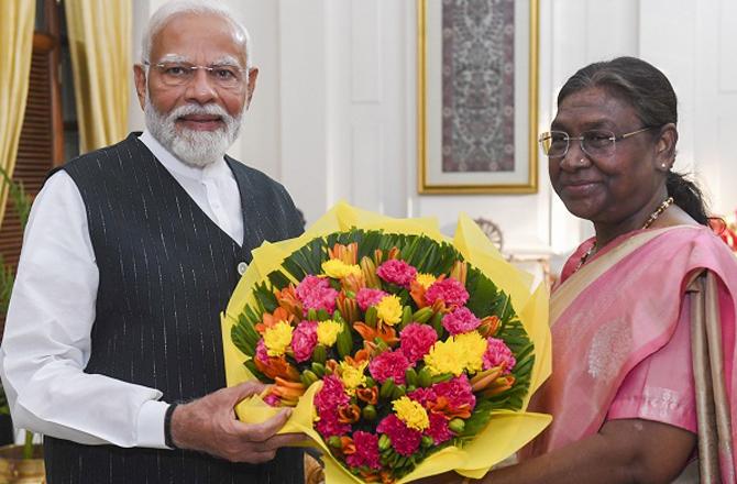 Receiving Modi before the Draupadi Marmu meeting at Rashtrapati Bhavan. Photo: PTI