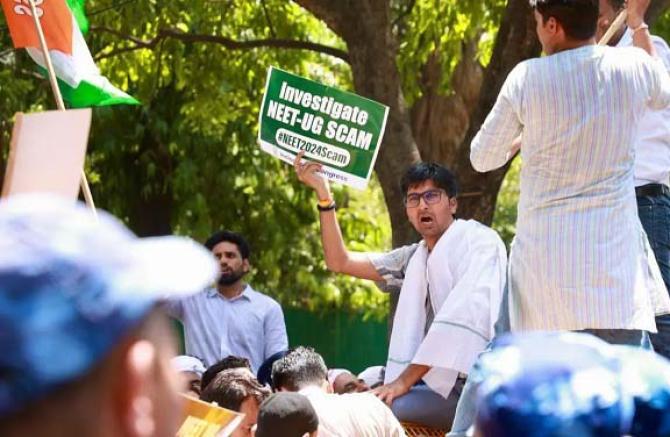 Students are protesting. Photo: INN