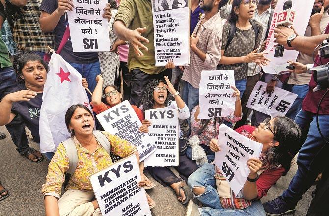 Various student organizations are protesting demanding the re-conduct of the `NET` exam. Photo: INN
