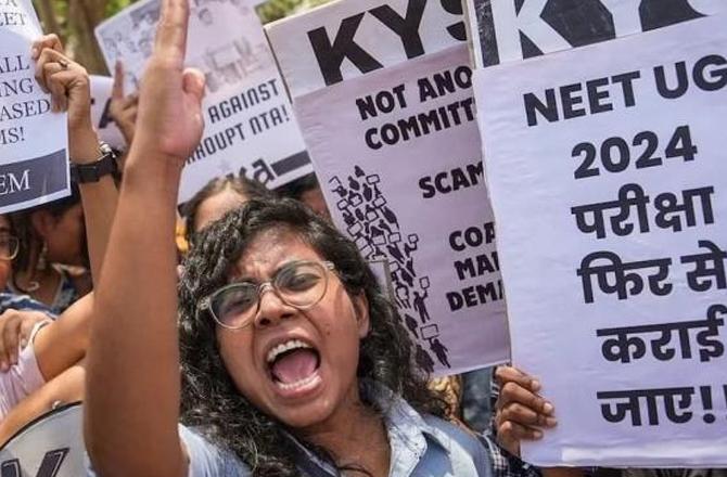 Students demanding re-conduct of NET exam. Photo: INN
