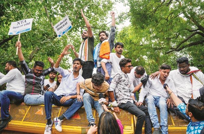 Demonstrations are taking place at the national level to re-conduct the `NET` exam related to medical admission. Photo: INN