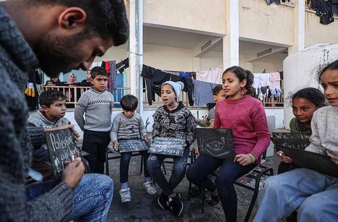 A teacher teaches English to children in Rafah. Photo: INN.