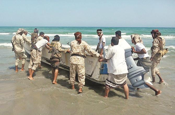Security personnel and local people preparing boats to search for drowned people. Photo: INN.