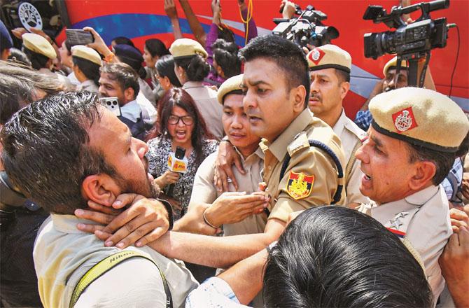 Police used force to remove Aam Aadmi Party protesters outside Patel Chowk metro station. Photo: INN