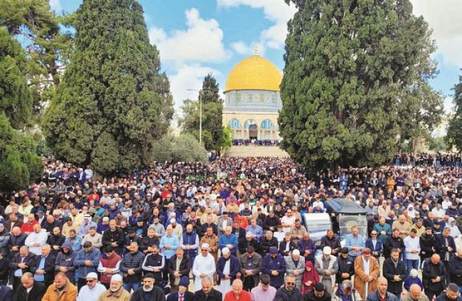 80,000 Muslims offered Friday prayers in Al-Aqsa Mosque. Most of them were over 55 years of age. Photo: INN