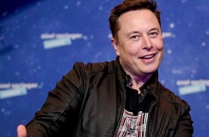 ایلون مسک (Elon Musk): ٹیسلا، اسپیس ایکس اور مشہور سوشل میڈیا پلیٹ فارم ایکس (ٹویٹر) کے مالک ایلون مسک ۲۳۱؍ بلین ڈالر کے اثاثوں کے ساتھ ارب پتیوں کی فہرست میں پہلے نمبر پر ہیں۔ فی الحال ایلون، خلائی ٹیکنالوجی اور مصنوعی ذہانت پر کام کر رہے ہیں۔ وہ نظام شمسی میں دوسرے سیاروں پر رہنے کے امکانات پر بھی تحقیق کررہے ہیں۔