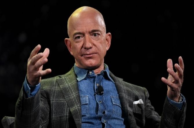 جیف بیزوس (Jeff Bezos): امیزون کے کلاؤڈ کمپیوٹنگ نے بیزوس کی دولت میں ۵۷؍فیصد اضافہ کیا ہے۔ ۱۸۳؍ بلین ڈالر کے اثاثوں کے ساتھ وہ اس فہرست میں دوسرے نمبر پر ہیں۔&nbsp;