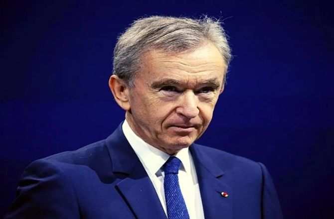 برنارڈ آرنالٹ (Bernard Arnault): اس سال کسی بھی دوسرے ارب پتی کے مقابلے میں سب سے زیادہ دولت کھونے کے باوجود، لگژری سیکٹر میں آرنالٹ کی قسمت نے ساتھ دیا۔ ۱۷۵؍بلین ڈالر کے اثاثوں کے ساتھ وہ تیسرے نمبر پر ہیں۔