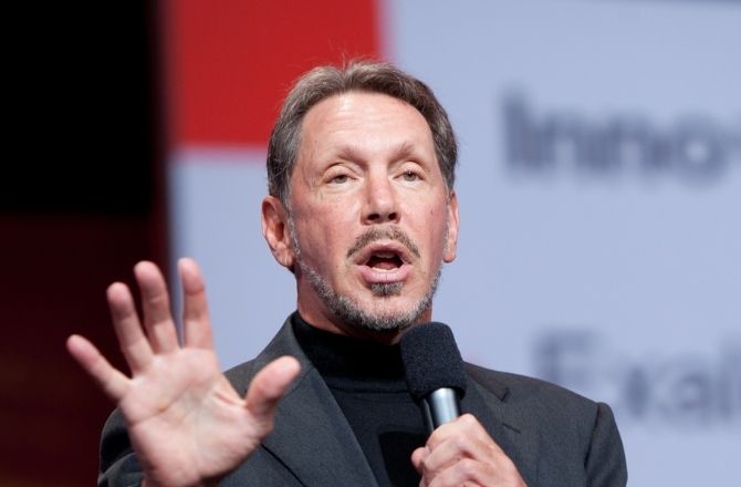 لیری ایلیسن (Larry Ellison): ان کے اثاثوں کی مالیت ۱۴۴؍ بلین ڈالر ہے۔ کلاؤڈ سروسیز میں توسیع کی وجہ سے اس سال ان کی دولت میں ۴۴ بلین ڈالر کی دولت میں اضافہ ہوا اور وہ پانچویں نمبر پر ہیں۔