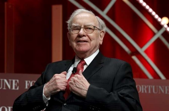وارن بفیٹ (Warren Buffet): بے پناہ دولت کے باوجود وہ اپنی سادہ طرز زندگی کیلئے مشہور ہیں۔ ۱۴۴؍ بلین ڈالر کے اثاثوں کے ساتھ وہ چھٹے مقام پر ہیں۔&nbsp;