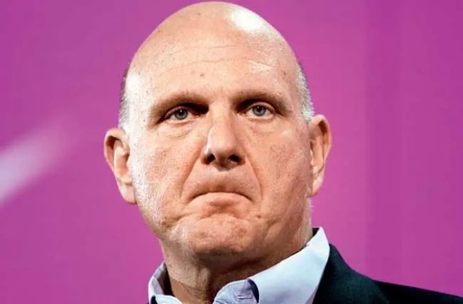 اسٹیو بالمر (Steve Ballmer): مائیکروسافٹ کےشیئرز کی قیمتوں میں تیزی کے سبب ان کے اثاثوں کی مالیت میں ۴۱؍ فیصد اضافہ ہوا اور مالیت ۱۴۳؍بلین ڈالر ہوگئی۔ وہ اس فہرست میں ساتویں نمبر پر ہیں۔