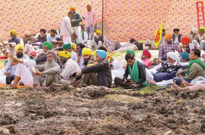 Mud was spread on the Ramlila Maidan to stop the farmers. Photo: PTI