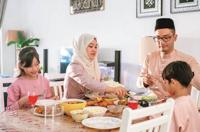 By eating healthy food in Sehar and Iftar, one does not feel hungry throughout the day and a person remains fat and healthy. Photo: INN