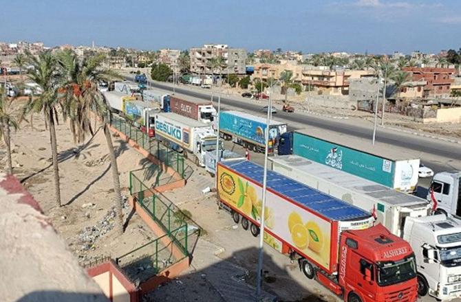 Aid trucks stationed at the border. Photo: INN