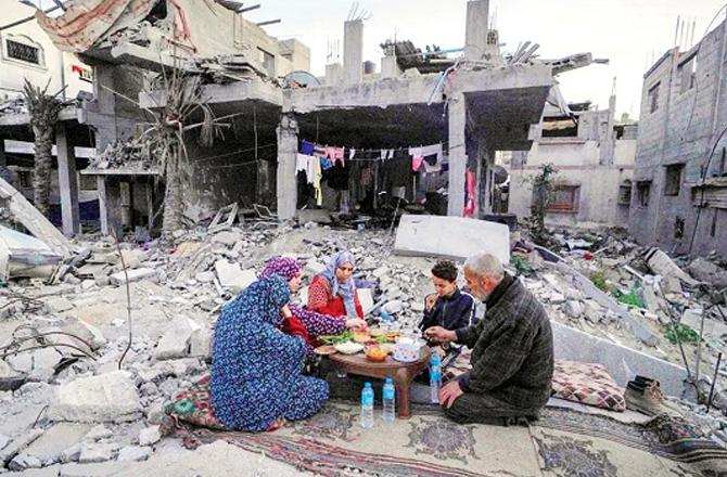 Palestinian during iftar. Photo:INN