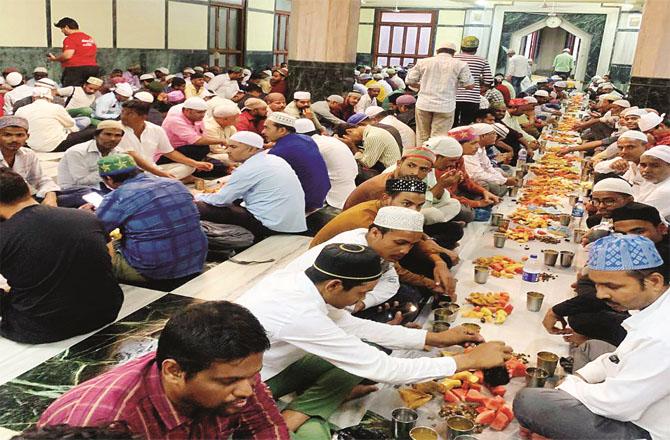 Fasting at Pir-Baghdadi Mosque. Photo: INN