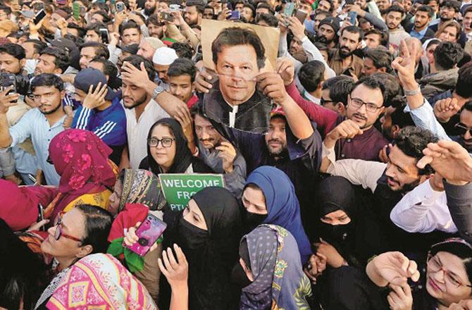 Supporters of Imran Khan are protesting. Photo: PTI