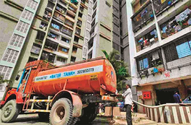 In Kapadia Nagar, 6 to 7 water tankers are called for some building every day. Photo: INN