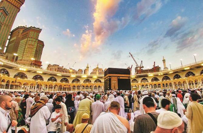Worship is related to God and the servant, in which bowing the head without understanding is a sign of true consent and obedience. Photo: INN