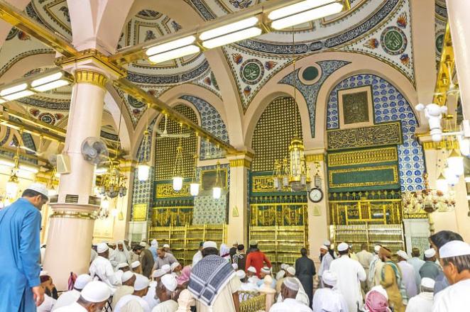 The Companions who did not participate in the Battle of Tabuk later tied themselves to the upright pillars inside the Prophet`s Mosque as a punishment and continued to repent. Photo: INN
