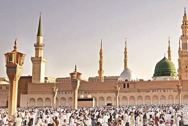 The lucky ones who reach the Prophet`s Mosque do not understand what holy place they have reached! Photo: INN