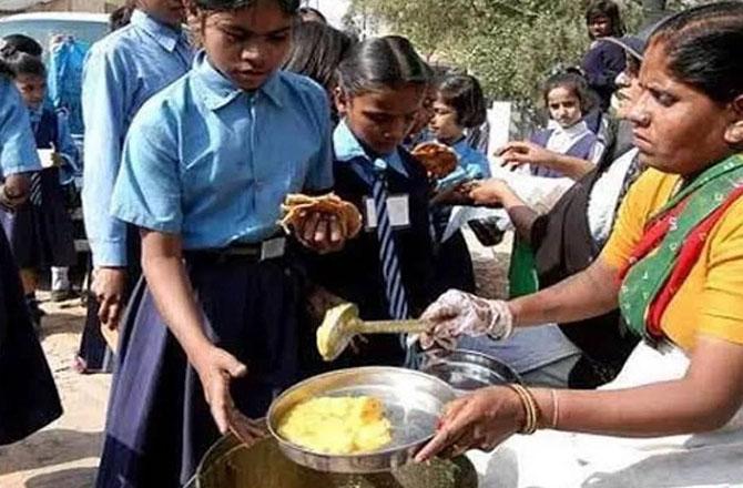 A school is giving mid day meall. Photo: INN