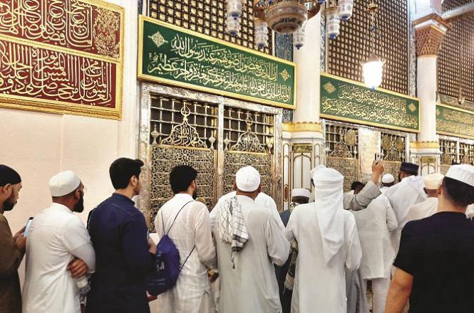The presence of pilgrims and pilgrims in the shrine of the Prophet (PBUH) and the flow of blessings from here will continue till the Day of Resurrection. Photo: INN