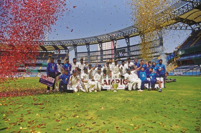 Mumbai team players look happy after winning the trophy title.Photo: Inquilab, Atul Kamble