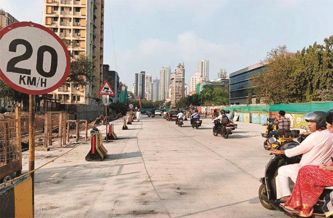 Motorists are seen passing by on the road outside Mumbai Central. Photo: Inquilab