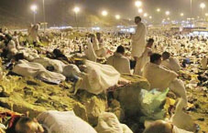 Spending the night under the open sky in Muzdalifah and collecting pebbles from there is an important part of Hajj. Photo: INN