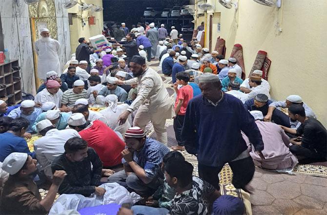 Muslims are eating after Taraweeh in KGN Masjid. Photo: Inquilab