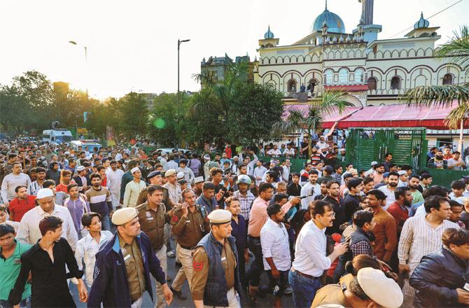 A massive protest was held after the mistreatment of a policeman in the Lok area of ​​inner Delhi. Photo: PTI