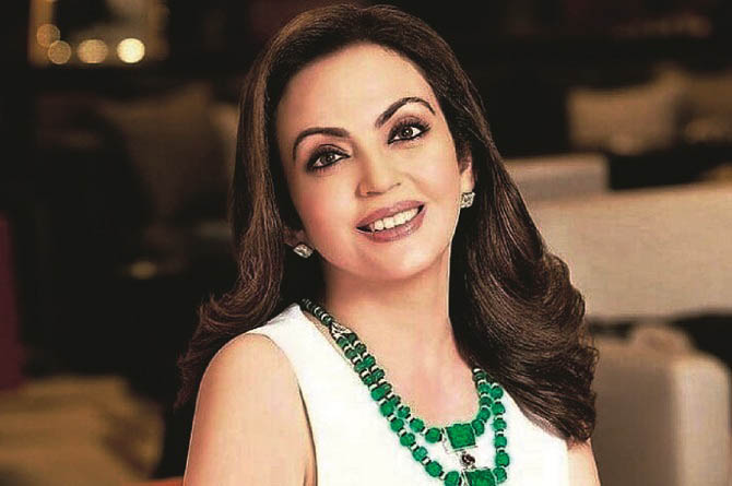 نیتا امبانی (Nita Ambani)ریلائنس فاؤنڈیشن، دھیرو بھائی امبانی انٹرنیشنل اسکول کی چیئرپرسن اور بانی اور ریلائنس انڈسٹریز کی ڈائریکٹر ہیں۔ نیتا امبانی ملک کی امیر ترین خاتون ہیں۔ انہیں فن پارے اکٹھا کرنے کا شوق ہے۔ ممبئی انڈینس ٹیم کی مالک بھی ہیں۔ وہ پہلی ہندوستانی خاتون ہیں جنہیں آئی او سی کا رکن بنایا گیا ہے۔