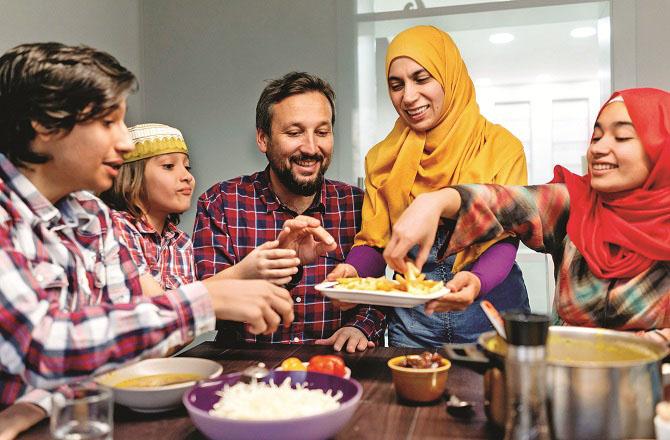 In the month of Ramadan, women also try to please Allah with additional responsibilities. Photo: INN