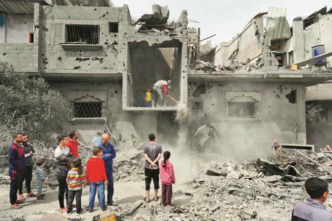 After the attack on a camp in the past few days, Palestinian citizens can be seen examining their destroyed nest. Photo: Agency