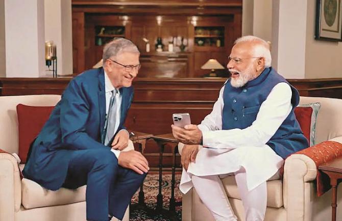 Prime Minister Narendra Modi showing the Nemo app to Bill Gates. Photo: PTI
