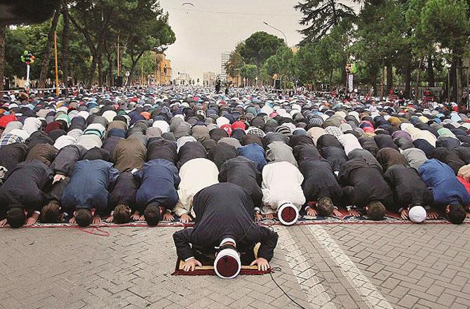 Special servants of Rahman perform prostration. Photo: INN