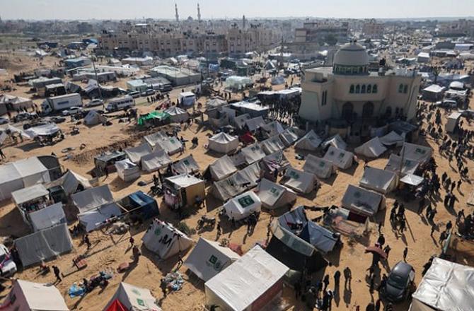 Israeli soldiers have forced Palestinians to move to Rafah. Image: X
